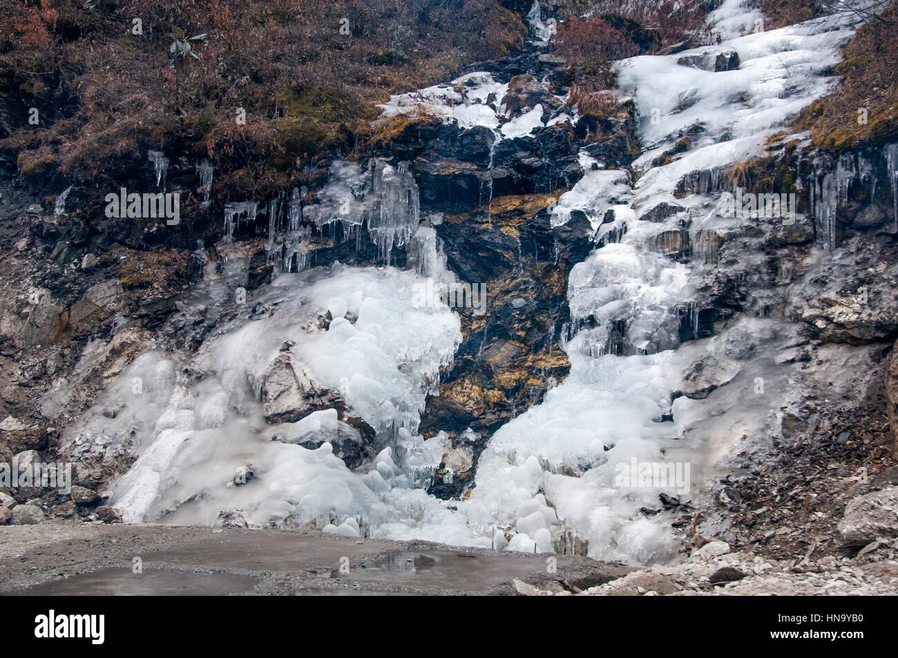 Gefrorener Wasserfall im Tal, Jang, unterhalb der Se La (Pass) in der Nähe von Tawang und der indisch-tibetischen Grenze, NE Indien Stockfoto