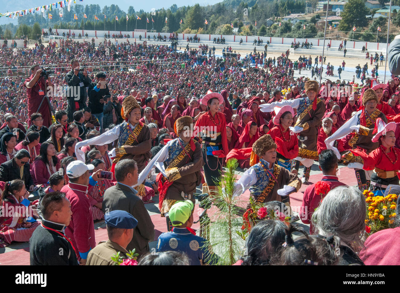 Massierten Tänzer begrüßen den 17. Karmapa Lama Tawang an der indisch-tibetischen Grenze, Arunachal Pradesh, NE Indien Stockfoto