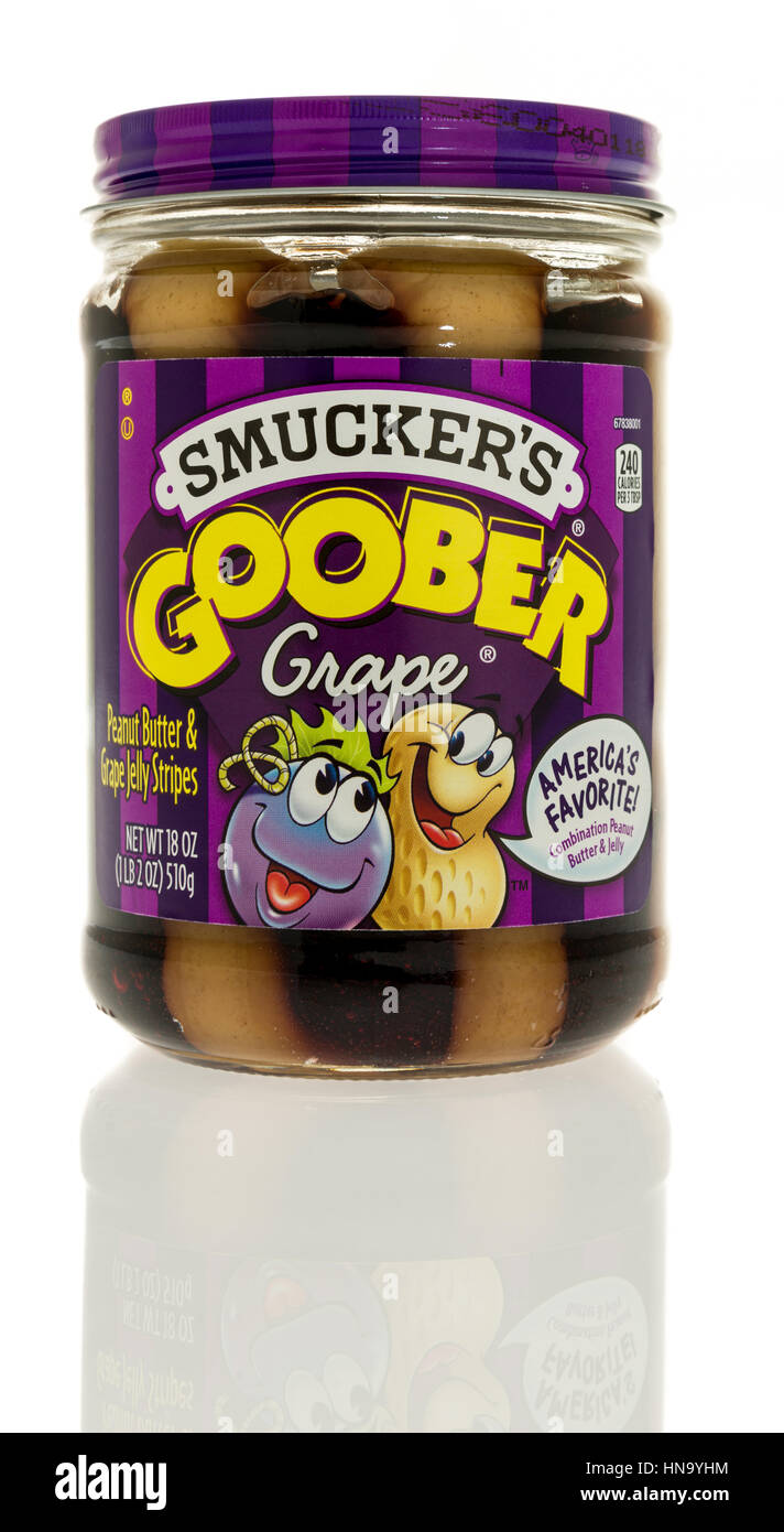 Winneconne, Wisconsin-5 Februar 2017: Jar von Smuckers Goober Peaunt Butter und Traubengelee auf einem isolierten Hintergrund. Stockfoto