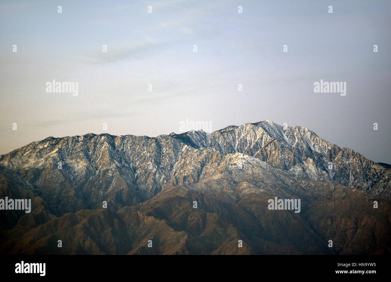 Schnee auf einsamen Bergen in der Nähe von Palm Springs, Kalifornien Stockfoto