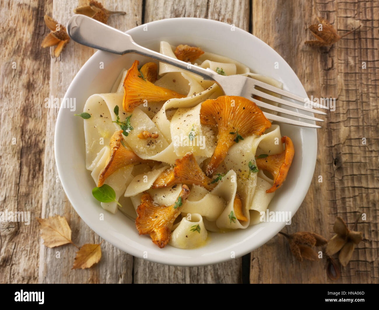 Wilde bio Pfifferlinge oder girolle Pilze (Cantharellus Cibarius) in Butter sauted auf Pappardelle Stockfoto