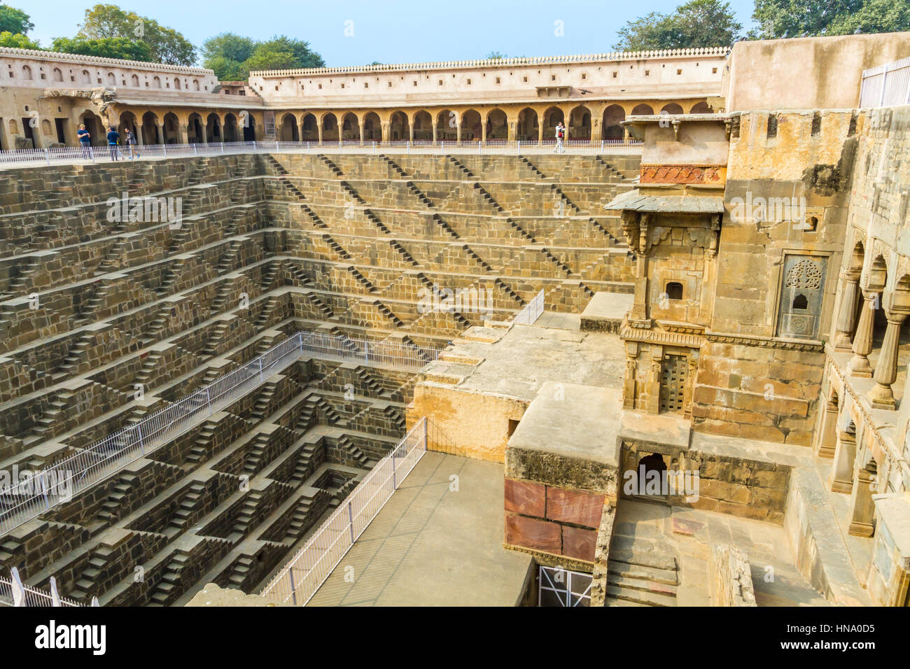 Die Chand Baori Stufenbrunnen in Rajasthani Dorfes von Abhaneri, Nord-Indien. Stockfoto