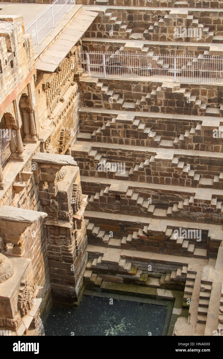 Die Chand Baori Stufenbrunnen in Rajasthani Dorfes von Abhaneri, Nord-Indien. Stockfoto