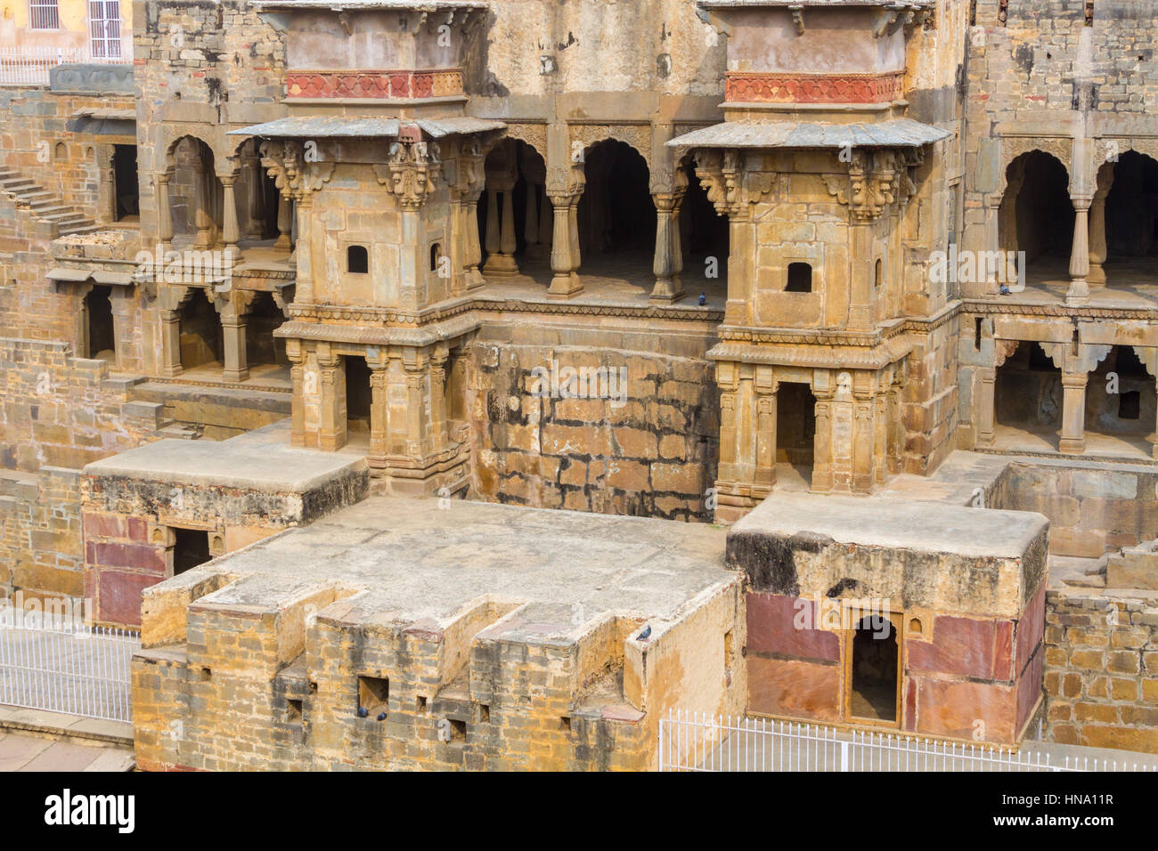 Nischen bei Chand Baori Stufenbrunnen in Abhaneri, Rajasthan, Indien. Stockfoto