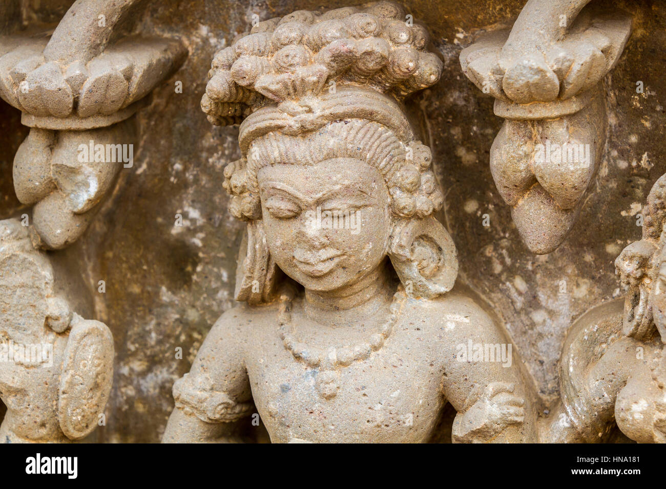 Das Schnitzwerk einer Apsara (himmlische Nymphe) im Harshat Mata Tempel von Abhaneri, Rajasthan, Indien. Stockfoto
