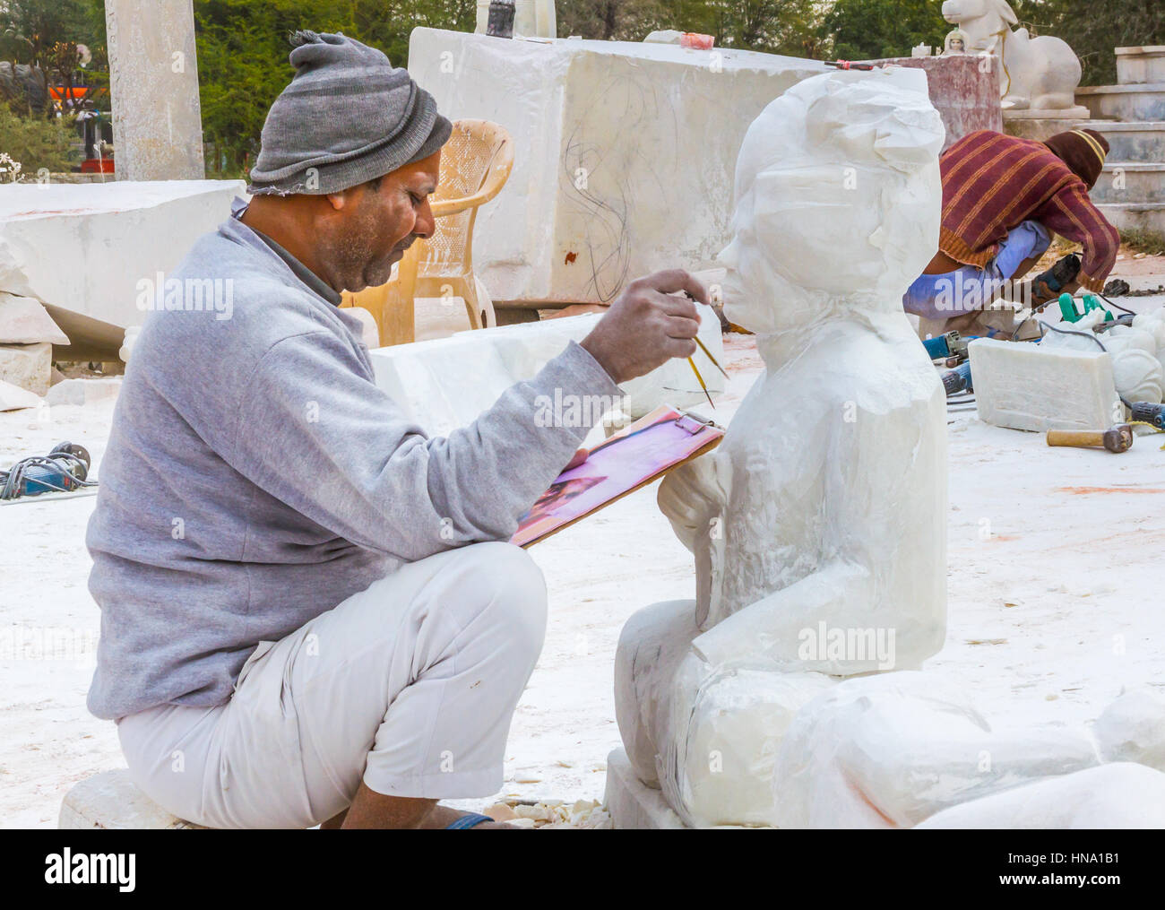Rajasthan, Indien, 21. Januar 2017 - Handwerker schnitzen Hindu-Götter und Heiligen aus weißem Marmor. Stockfoto
