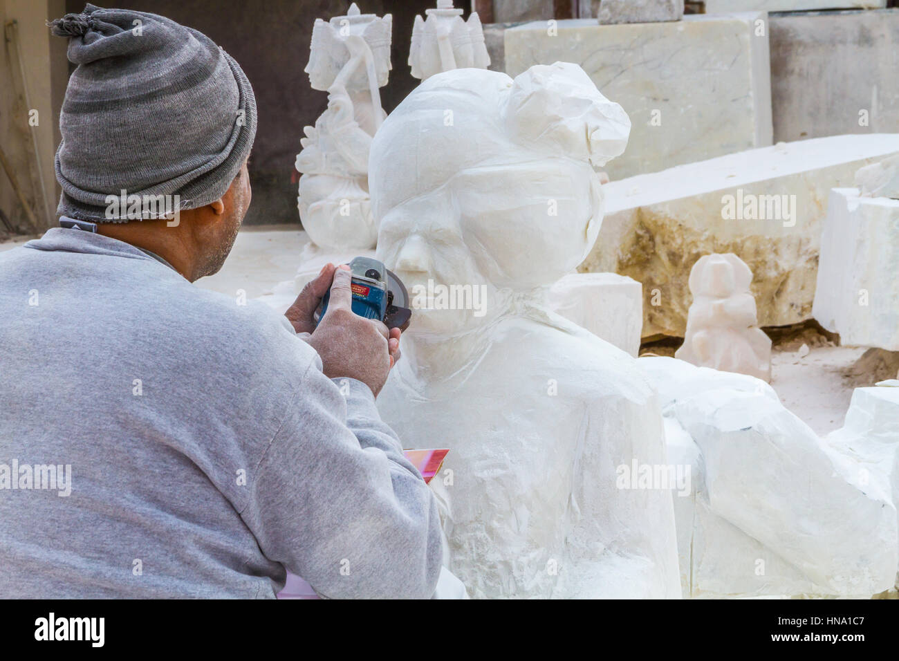 Rajasthan, Indien, 21. Januar 2017 - Handwerker schnitzen Hindu-Götter und Heiligen aus weißem Marmor. Stockfoto