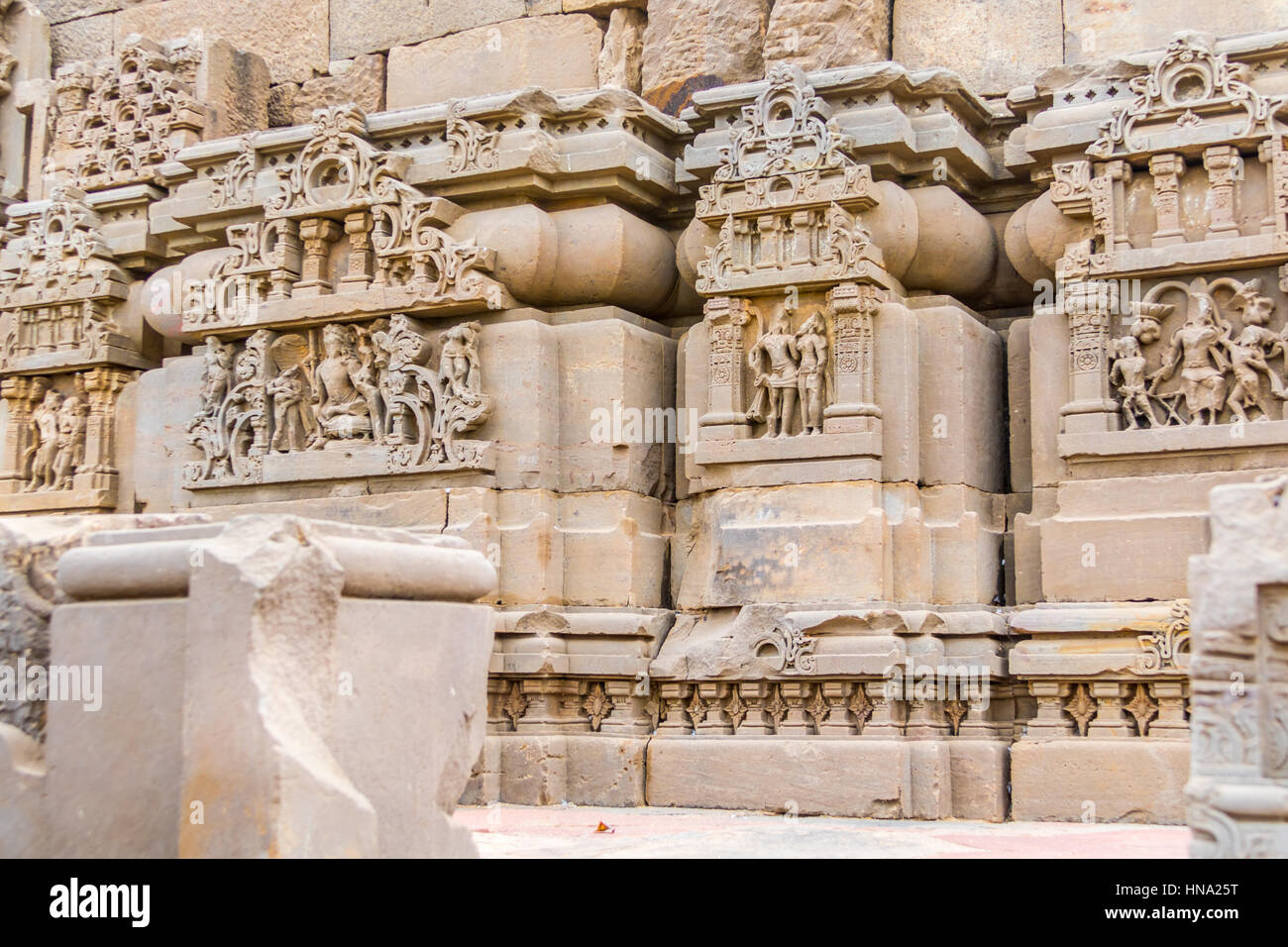 Steinschnitzereien im Harshat Mata Tempel von Abhaneri, Rajasthan, Indien. Stockfoto