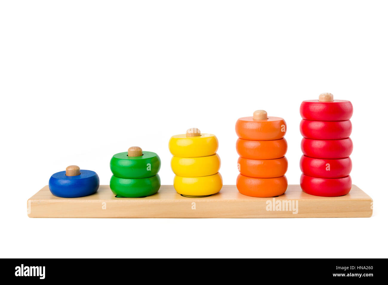 Bunte Holz Kinder Spielzeug Noten von eins bis fünf Figuren der farbigen Ringe isoliert auf einem weißen Hintergrund. Studio gedreht. Ansicht von vorne. Stockfoto