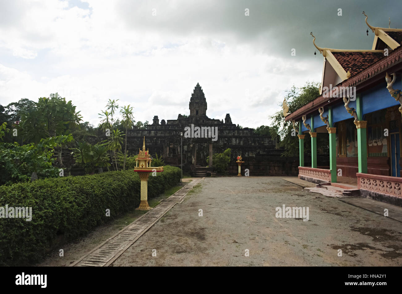 Moderne Tempel in der Nähe von Bakong Tempel, Roluos-Gruppe, Siem Reap, Kambodscha. Bakong Tempel im Hintergrund Stockfoto