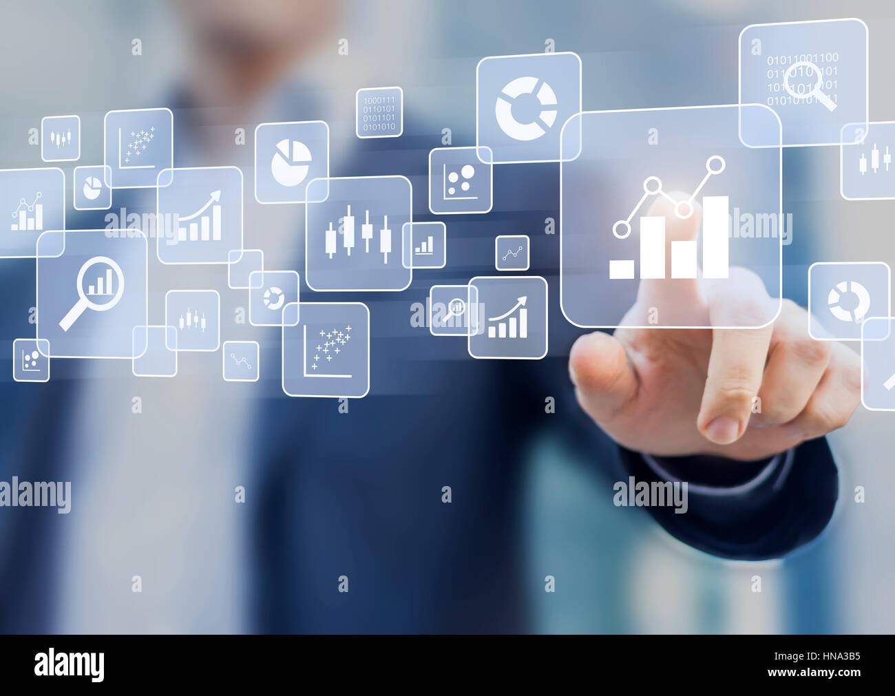 Big-Data-Analytics und Business Intelligence (BI) Konzept mit Tabelle und Diagramm Symbole auf einem digitalen Bildschirm-Schnittstelle und ein Geschäftsmann im Hintergrund Stockfoto
