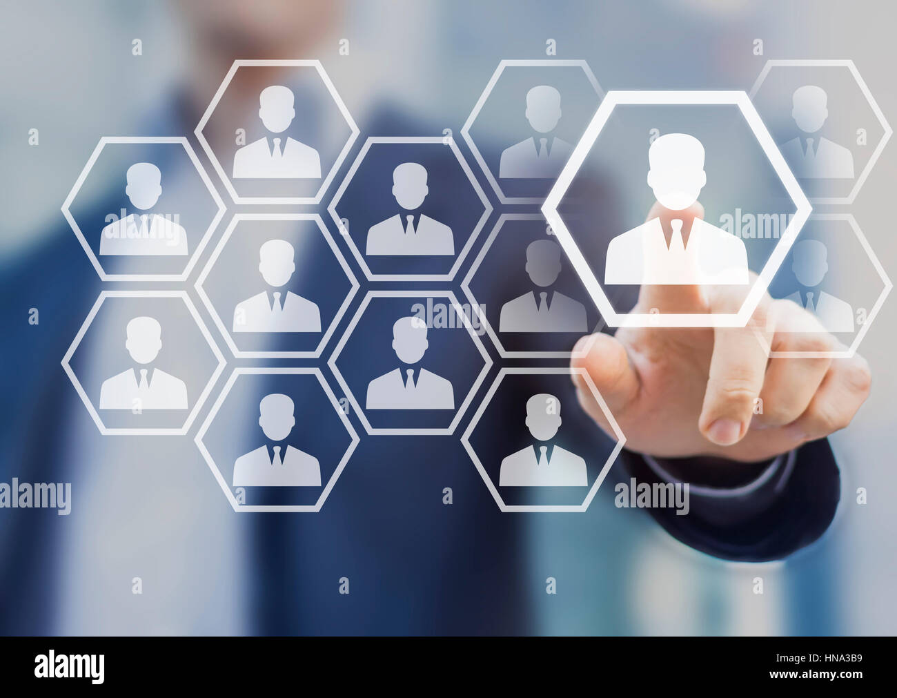 HR-Manager, die Wahl des professionellen Profils zu mieten auf einer virtuellen Bildschirm-Oberfläche, Konzept über Rekrutierung Stockfoto