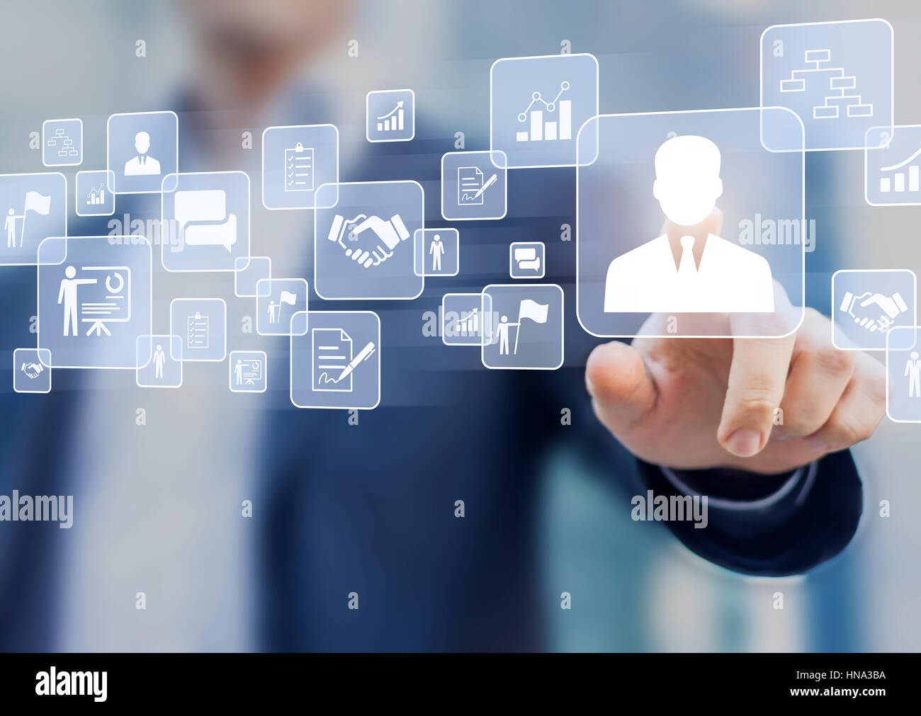Human Resources (HR) Management-Konzept auf einer virtuellen Bildschirm-Oberfläche mit ein Geschäftsmann im Hintergrund und Icons bei der Rekrutierung, Technologiedaten Stockfoto