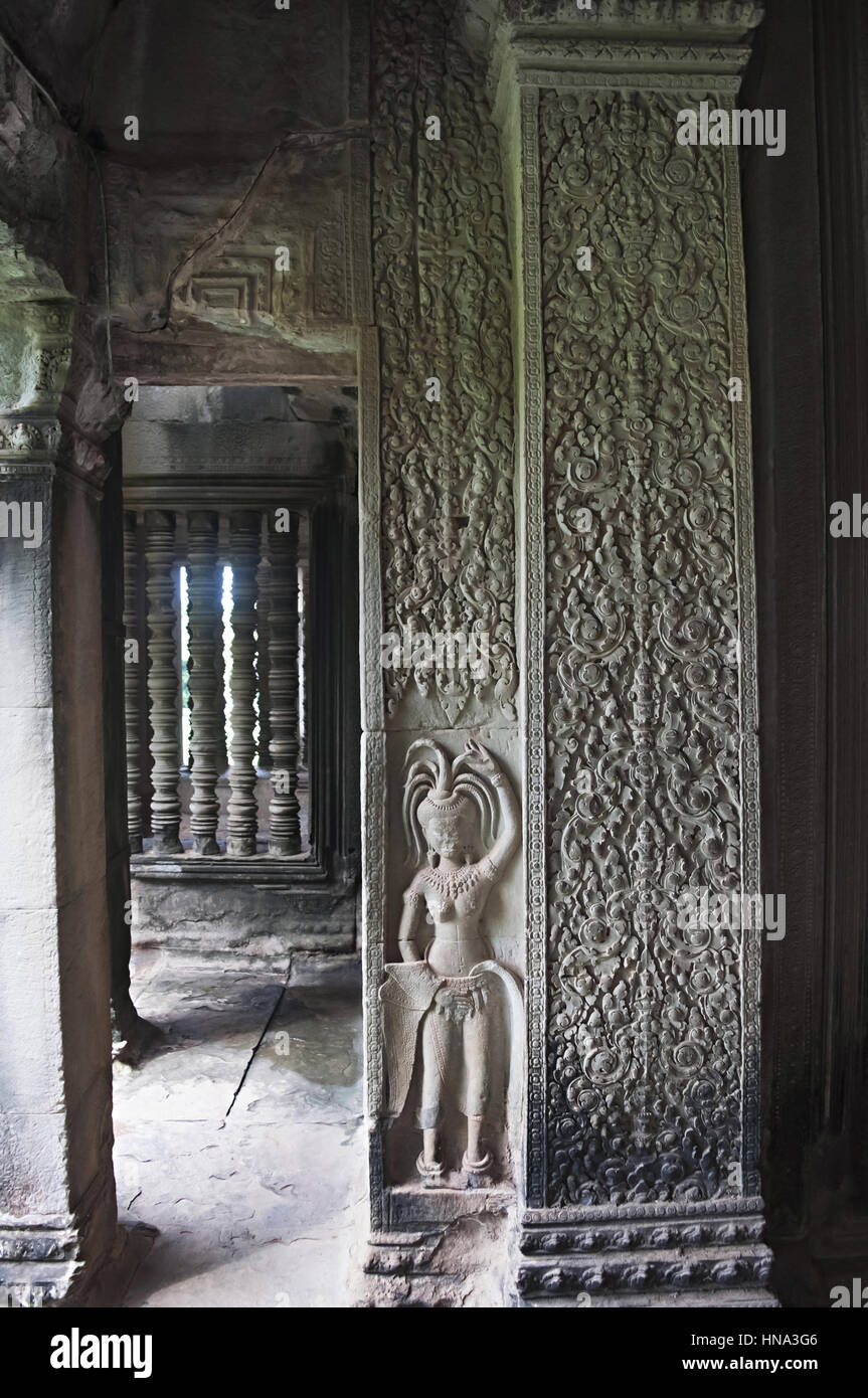 Skulptur von Apsaras und geschnitzten Säulen. Angkor Wat, Siem Reap, Kambodscha.  Größte religiöse Bauwerk der Welt 162,6 Hektar. UNESCO Welt Squillaci Stockfoto