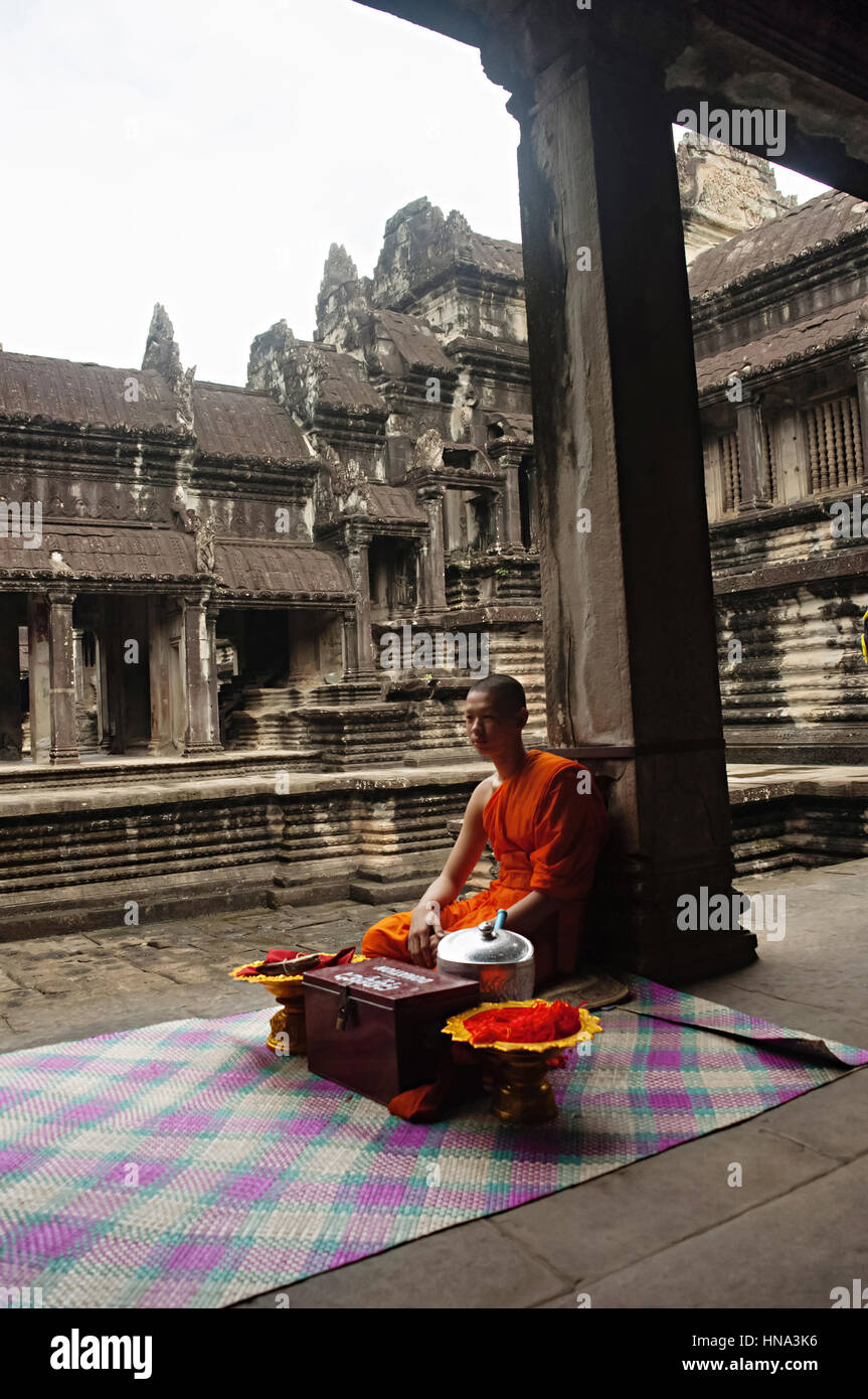 Mönch sitzt in einem der Becken im kreuzförmigen Kreuzgang. Angkor Wat, Siem Reap, Kambodscha. Größte religiöse Bauwerk der Welt 162,6 Hektar. Stockfoto
