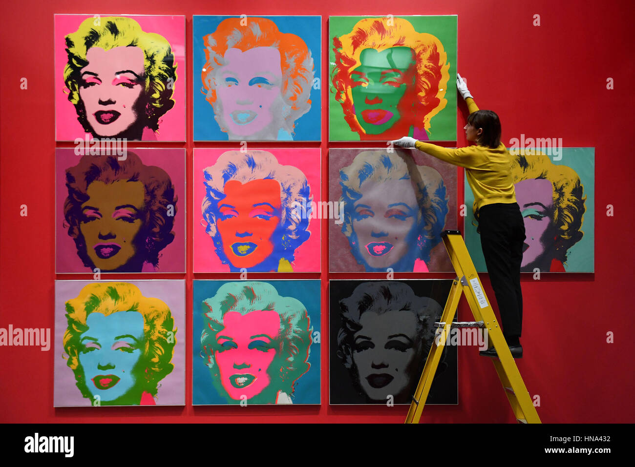 Catherine Daunt, Projekt Kurator des britischen Museums, stellt eine der zehn Farbe Siebdrucke von Andy Warhol, vor 50 Jahren geschaffen, die vor dem British Museum bevorstehenden The American Dream installiert worden sind: Pop zu der aktuellen Ausstellung, die am 9. März im Londoner Museum eröffnet. Stockfoto