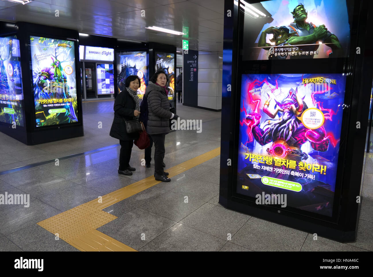 Alte Damen, Bahnhof ältere Frauen in der u-Bahn, mit Plakatwerbung. Seoul, Südkorea, Asien Stockfoto