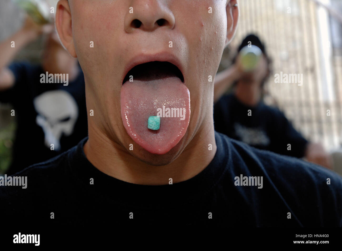 Teenager Jungen nehmen Drogen - junge mit Medikament Tablet auf Zunge Kredit © Luigi Innamorati/Sintesi/Alamy Stock Photo Stockfoto