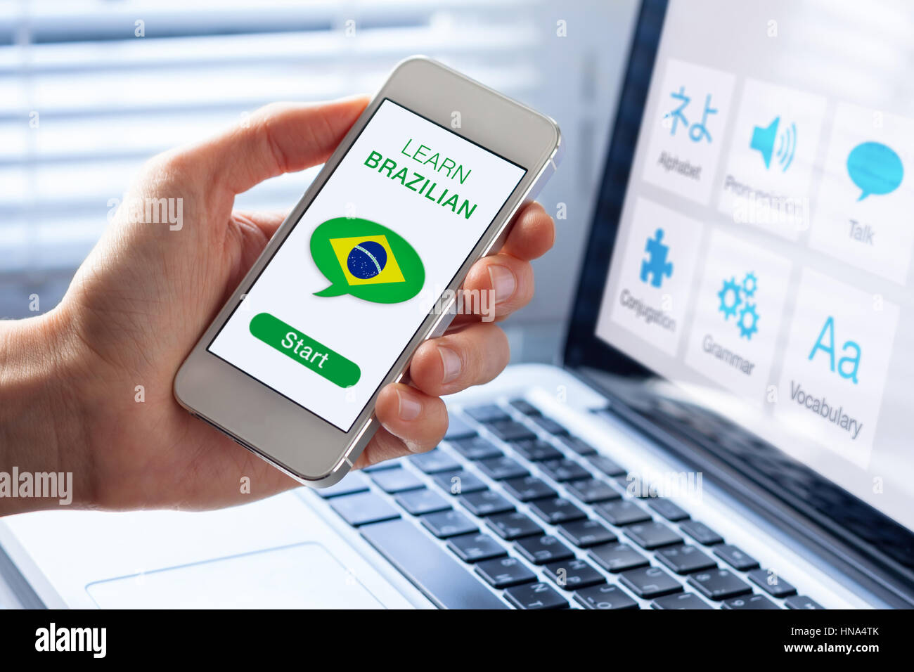 Lernen Sie brasilianisches Portugiesisch Online-Konzept mit einer Person zeigt e-Learning-app auf dem Handy mit der Flagge von Brasilien Stockfoto