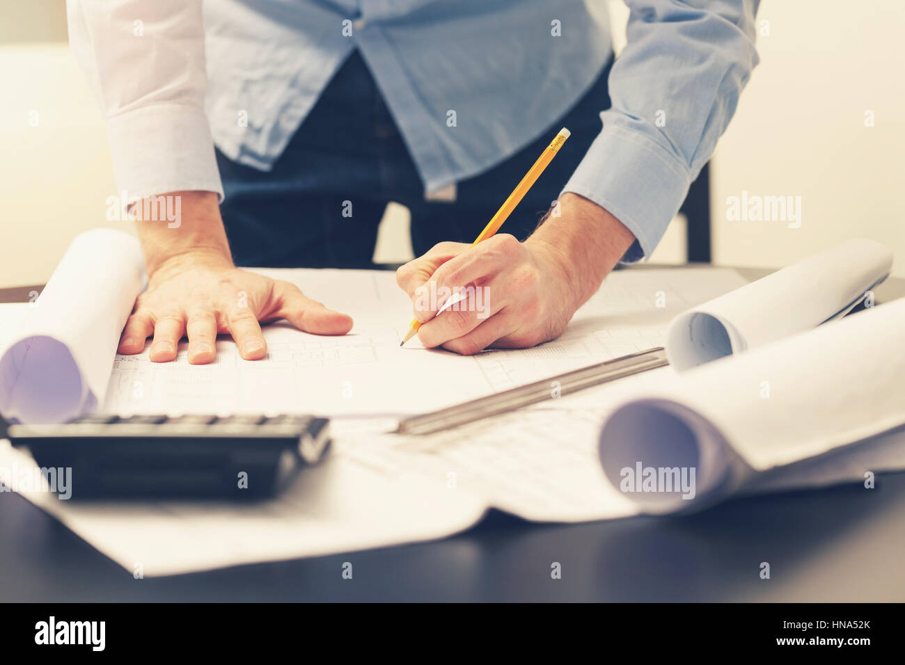 Architekt, Ingenieur, arbeitet auf Bauvorhaben im Büro Stockfoto