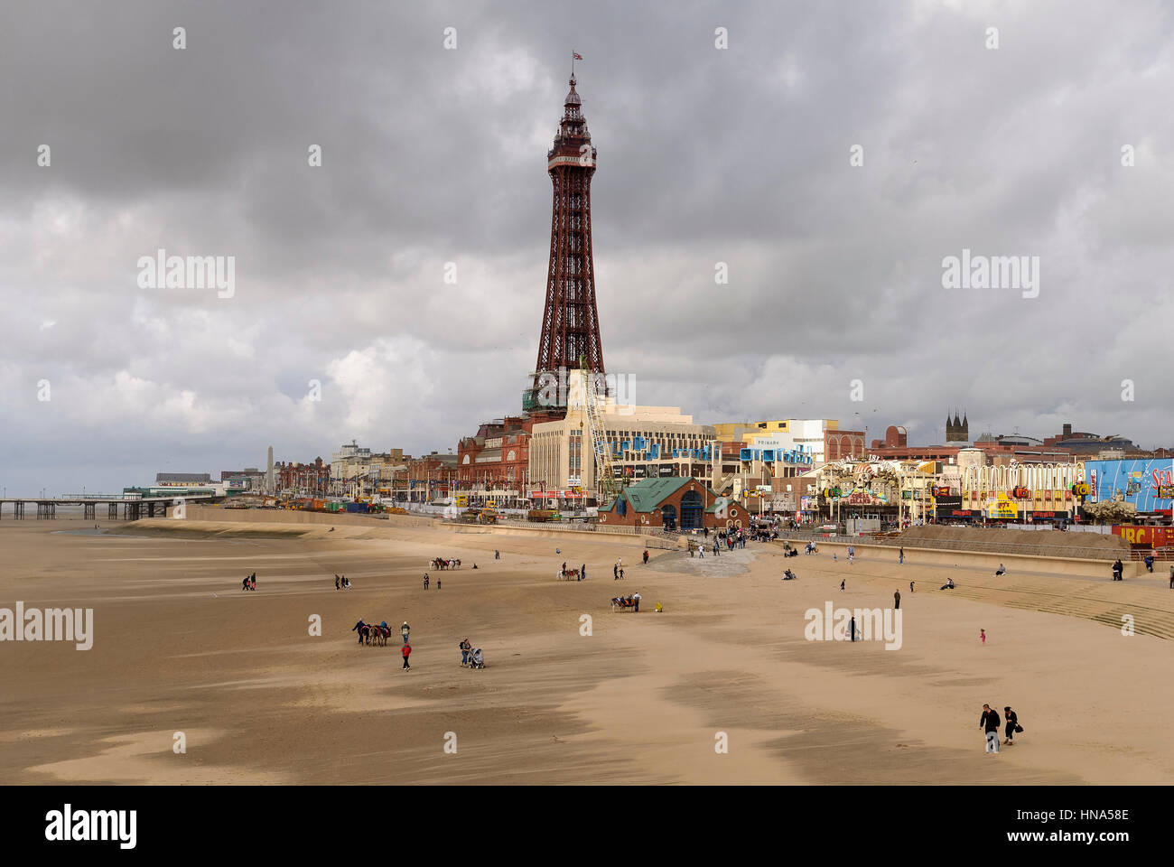Blackpool Tower Onad Golden Mile Beach. Lancashire. Stockfoto
