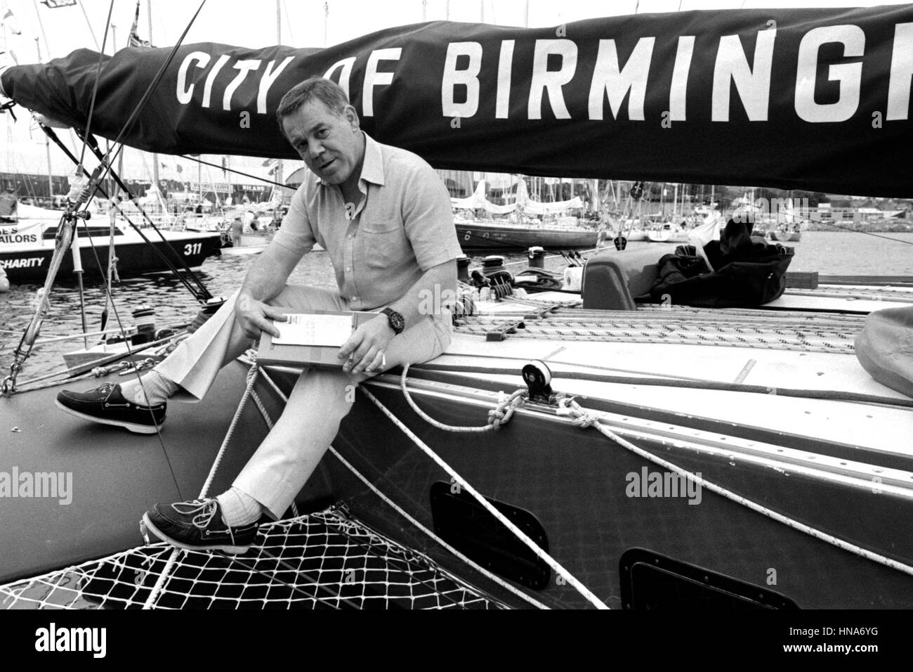 AJAXNETPHOTO.1 JUNE,1984.PLYMOUTH, ENGLAND. -OSTAR RACE - TONY BULLIMORE (GBR) SKIPPER DER TRIMARAN STADT VON BIRMINGHAM. FOTO: JONATHAN EASTLAND/AJAX REF: 840106 5 Stockfoto