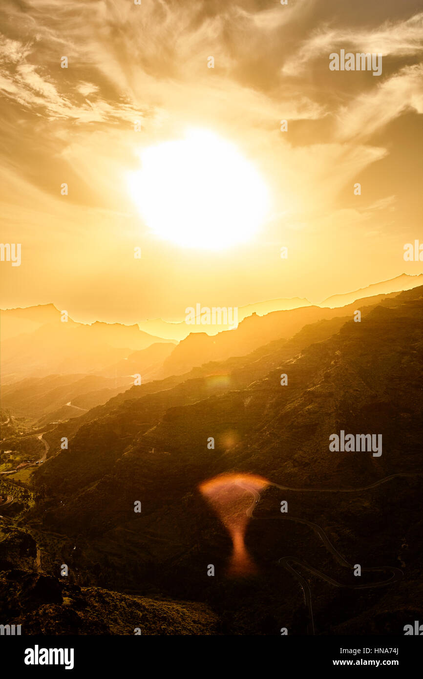 Herrliche Aussicht auf die Berggipfel mit schönen Wolken auf den Sonnenuntergang. Künstlerischen Bild. Beauty-Welt Stockfoto