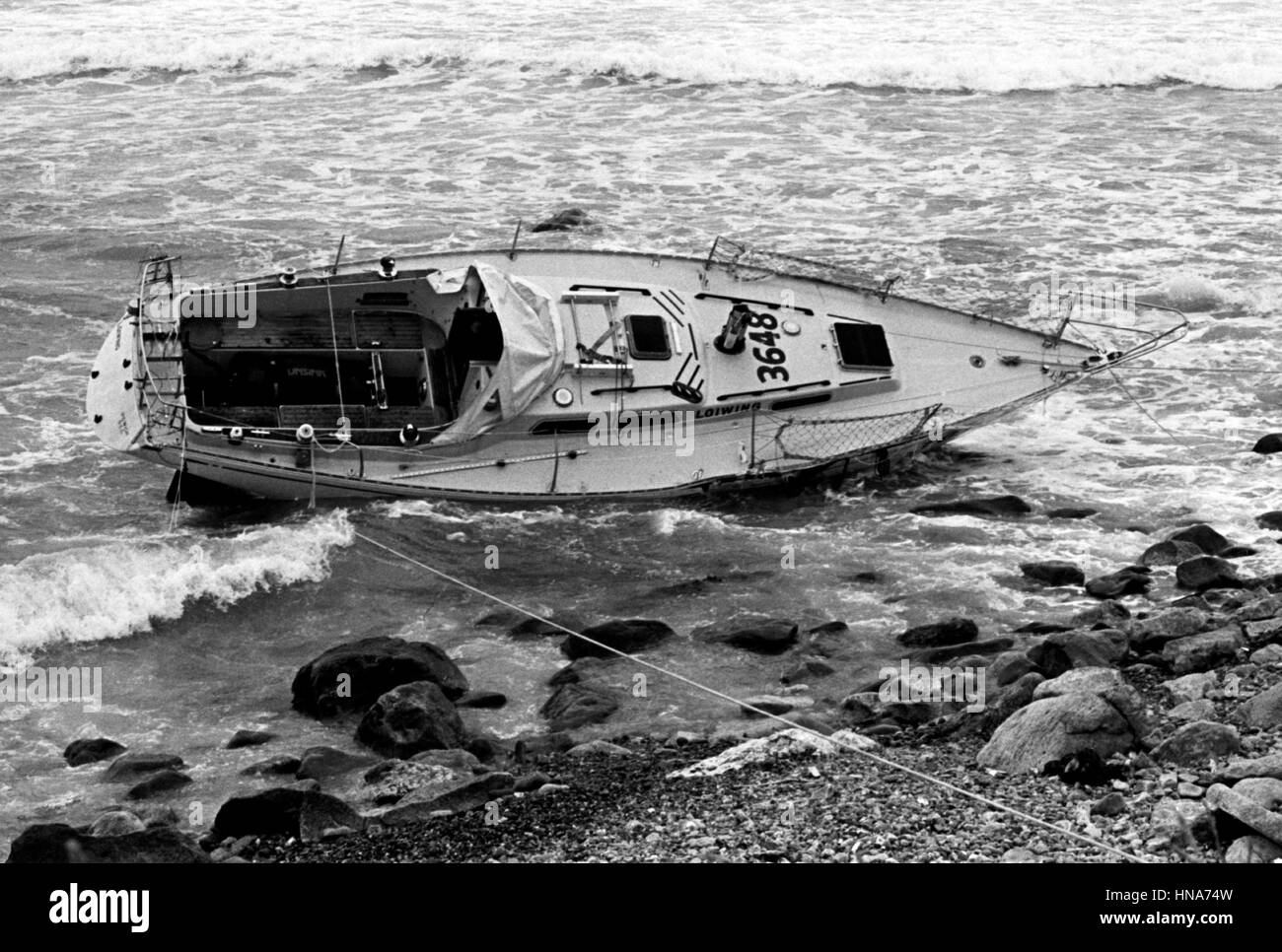 AJAXNETPHOTO. 20 JUNE,1984.NEWPORT, R.I.,USA. -OSTAR RACE-YACHT LOIWING SKIPPERED DURCH RACHEL HAYWARD AUF POINT JUDITH ZERSTÖRT IM NEBEL. FOTO: PAUL MELLO/AJAX NEWS FOTOS REF: 842006 13 Stockfoto