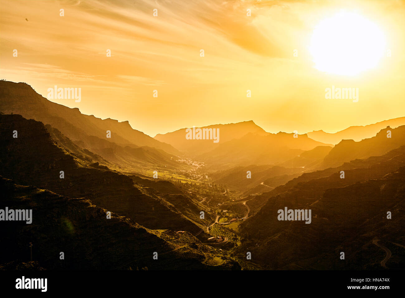 Herrliche Aussicht auf die Berggipfel mit schönen Wolken auf den Sonnenuntergang. Künstlerischen Bild. Beauty-Welt Stockfoto