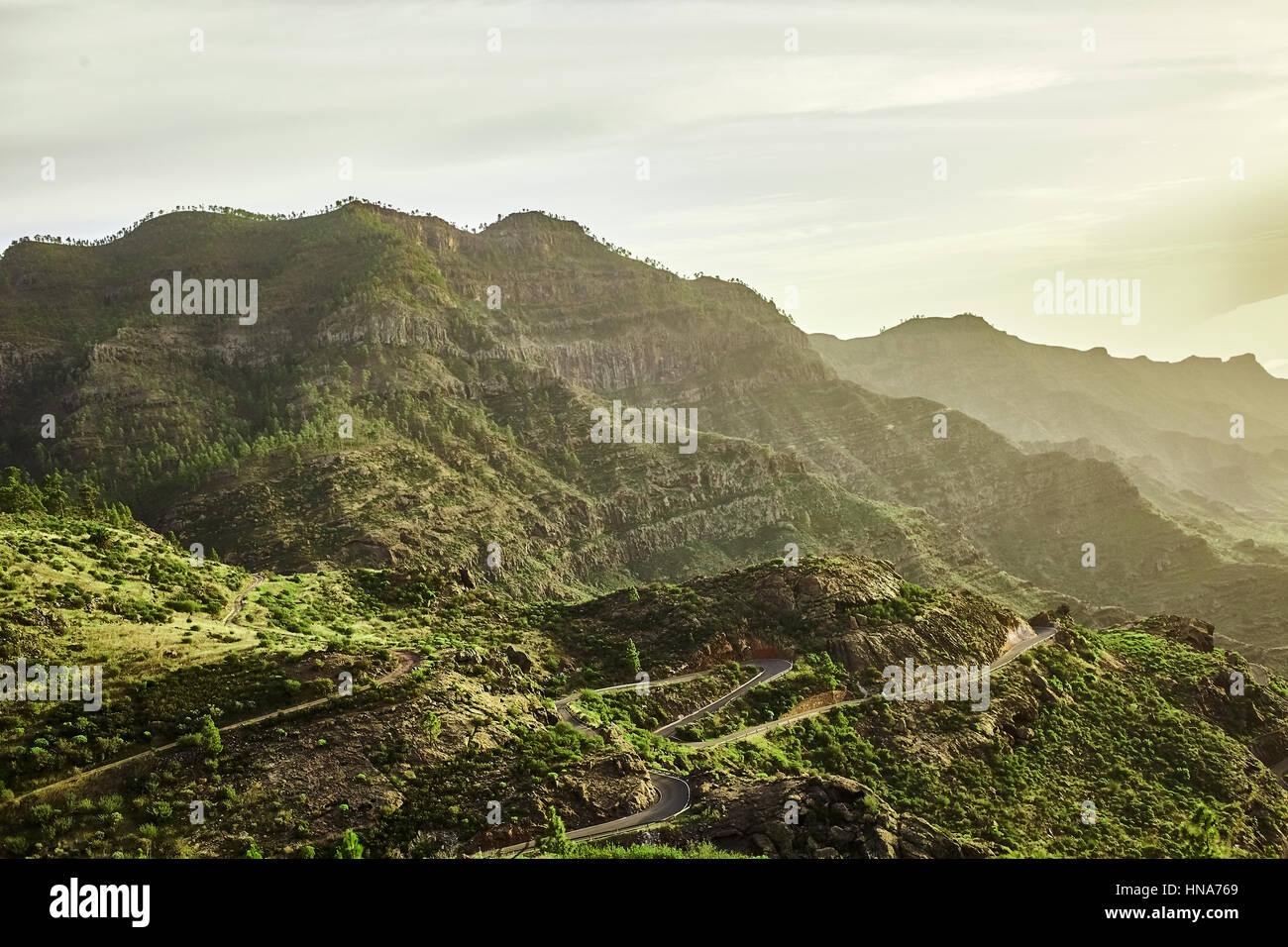 Herrliche Aussicht auf die Berggipfel mit schönen Wolken auf den Sonnenuntergang. Künstlerischen Bild. Beauty-Welt Stockfoto