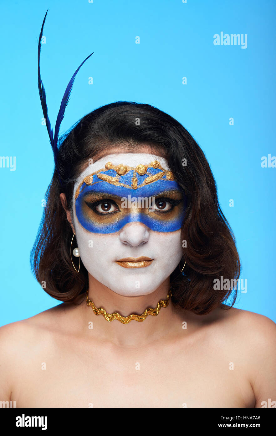 Portrait der schönen Frau mit Körper Kunst Gesicht isoliert auf blau Stockfoto