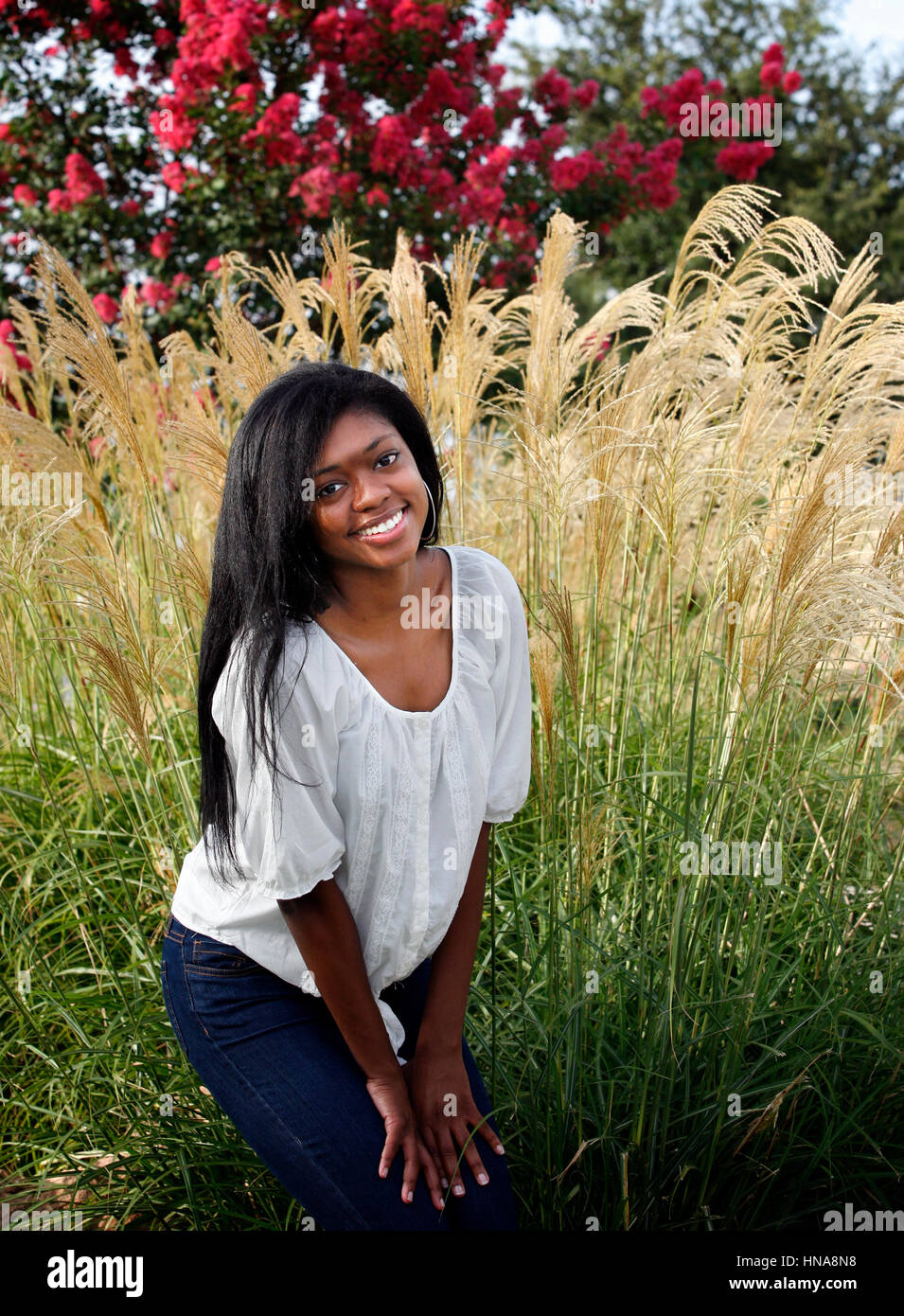  Speichern Download Vorschau Portrait glücklich lächelnde afrikanisch-amerikanischen Teenager-Mädchen Stockfoto