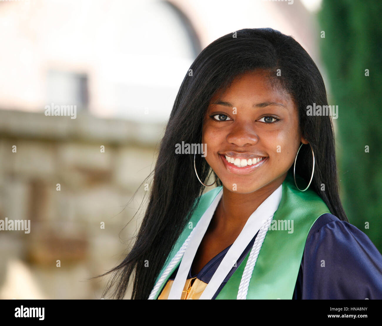  Speichern Download Vorschau glücklich African-American High School Absolvent - außerhalb Porträt Stockfoto