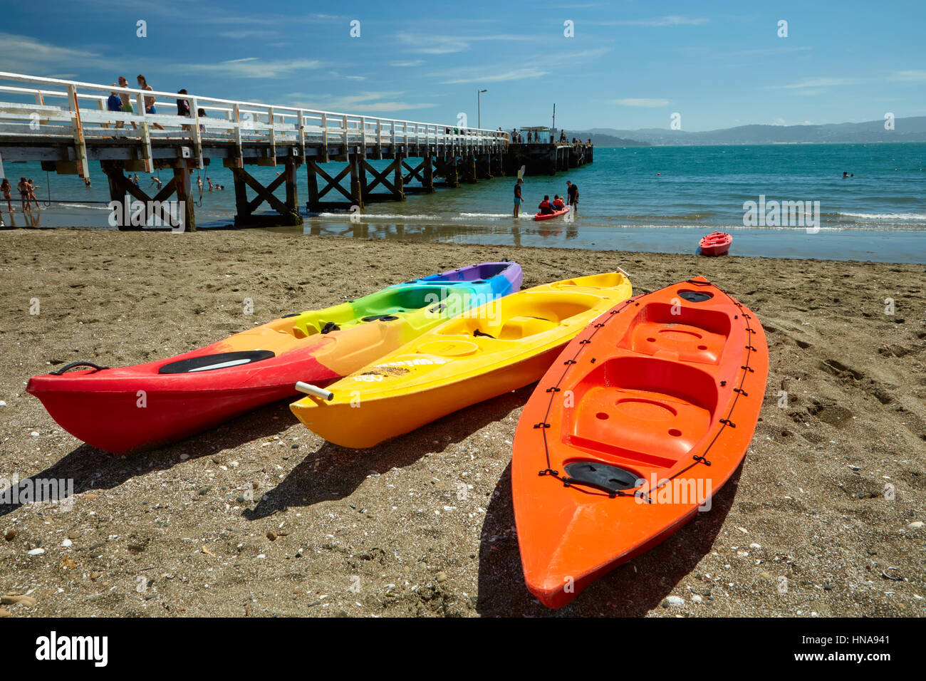 Kajaks am Tage Bucht, Eastbourne, Wellington, Nordinsel, Neuseeland Stockfoto