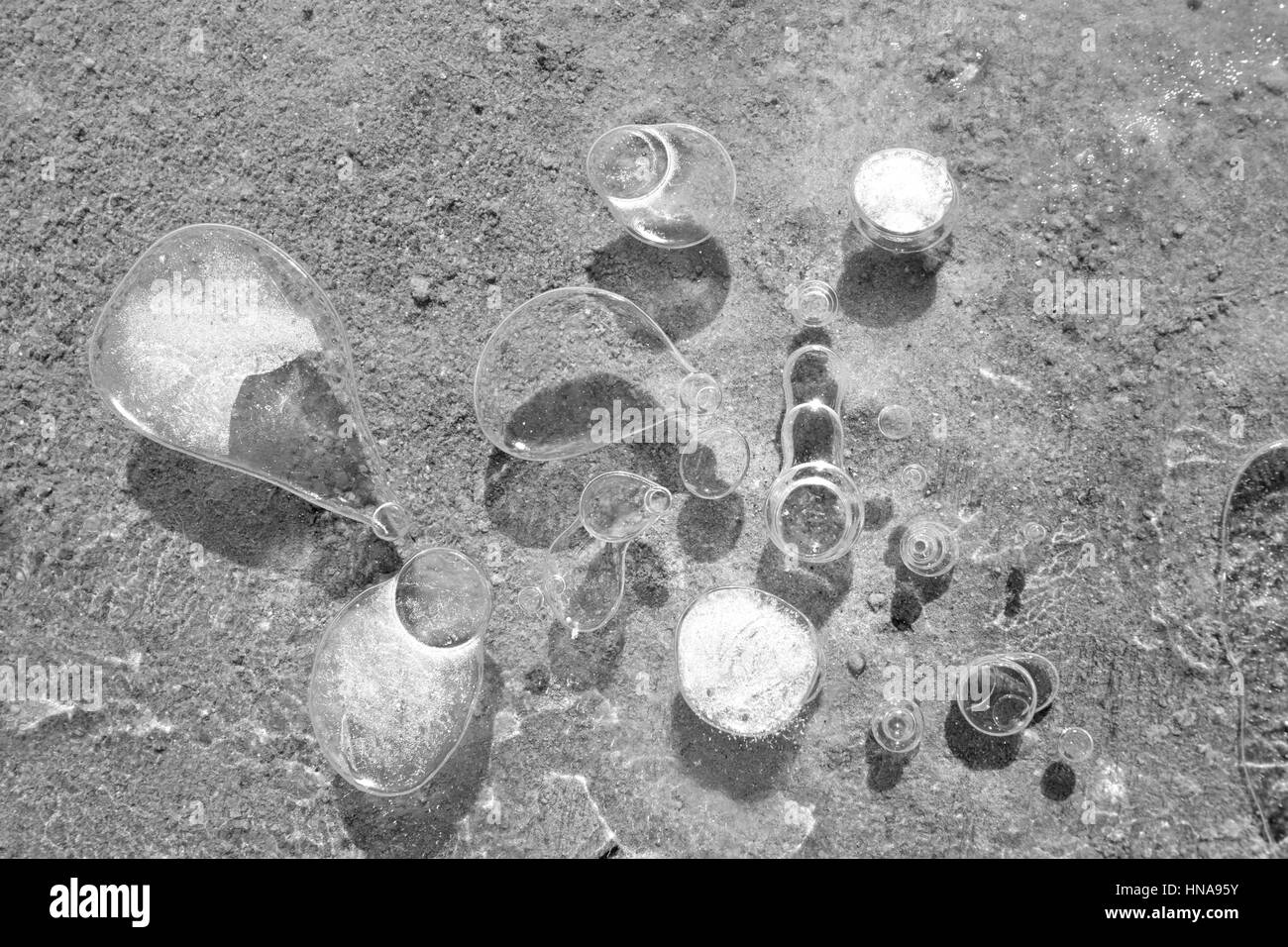 Gefrorene Bläschen im Fluss Stockfoto