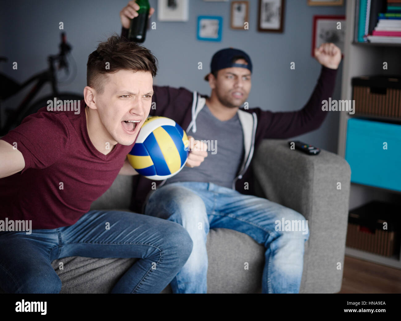 Junge Männer stressen beim Volleyball-Spiel Stockfoto