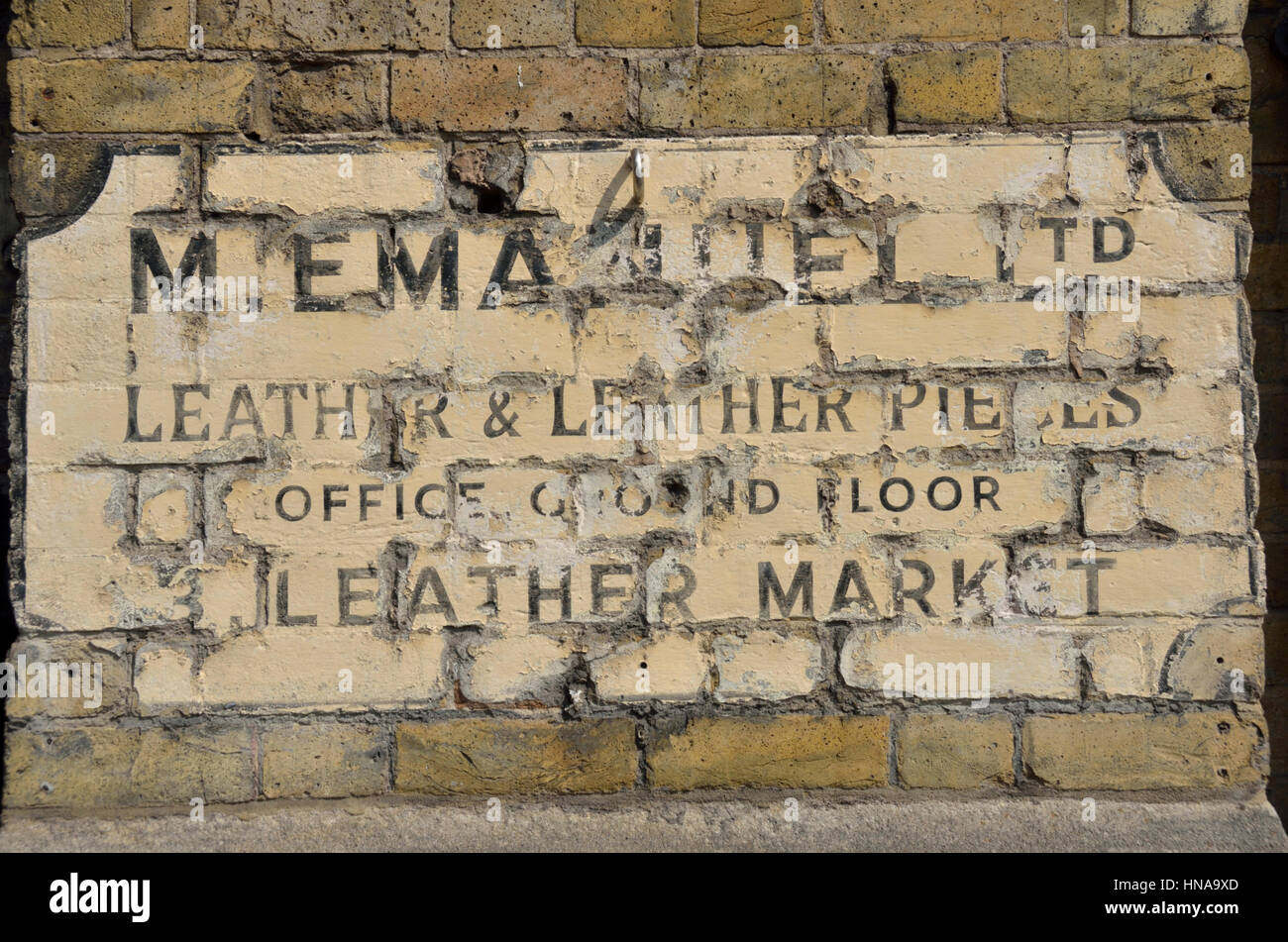 Alten Ledermarkt Geschäft Zeichen an der Wand, Leathermarket, Bermondsey, London, UK. Stockfoto