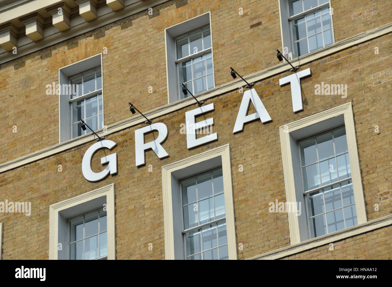 Das Wort "großen" an der Seite eines Gebäudes Stockfoto