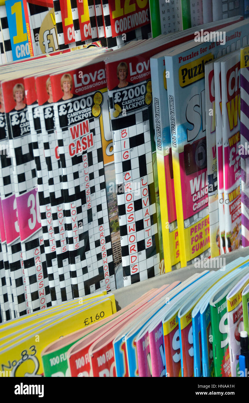 Puzzle-Zeitschriften in einem Kiosk-Regal Stockfoto