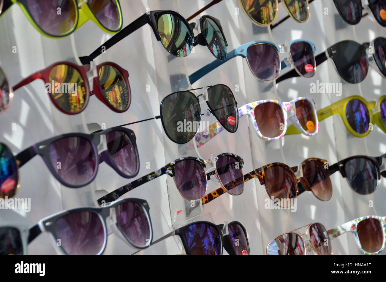 Sonnenbrille auf einem Marktstand Stockfoto