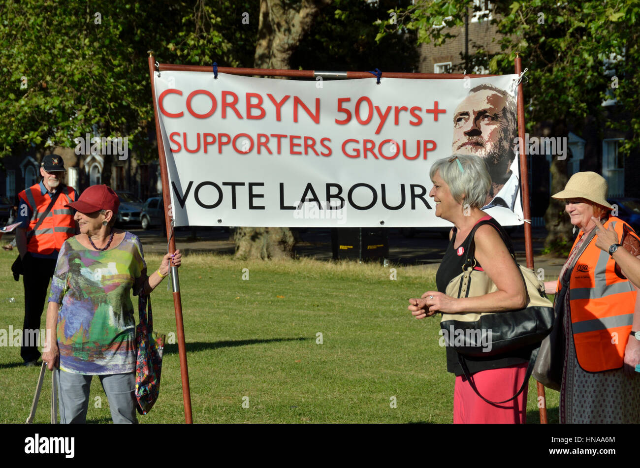 Jeremy Corbyn 50 Jahre Plus Labour Party Anhänger Gruppenbanner bei einer Kundgebung Stockfoto
