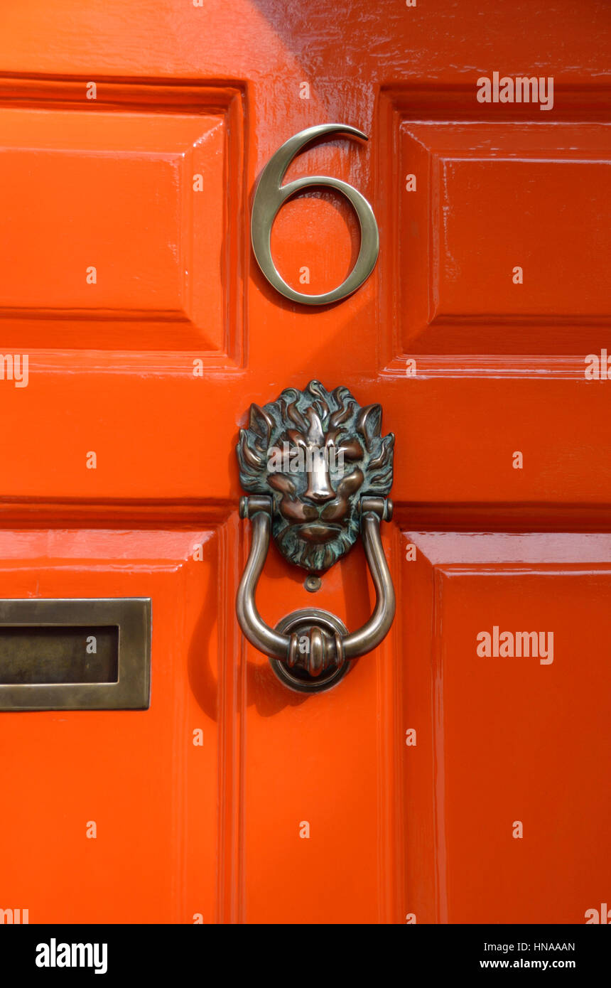Orange Nummer sechs Haustür Stockfoto