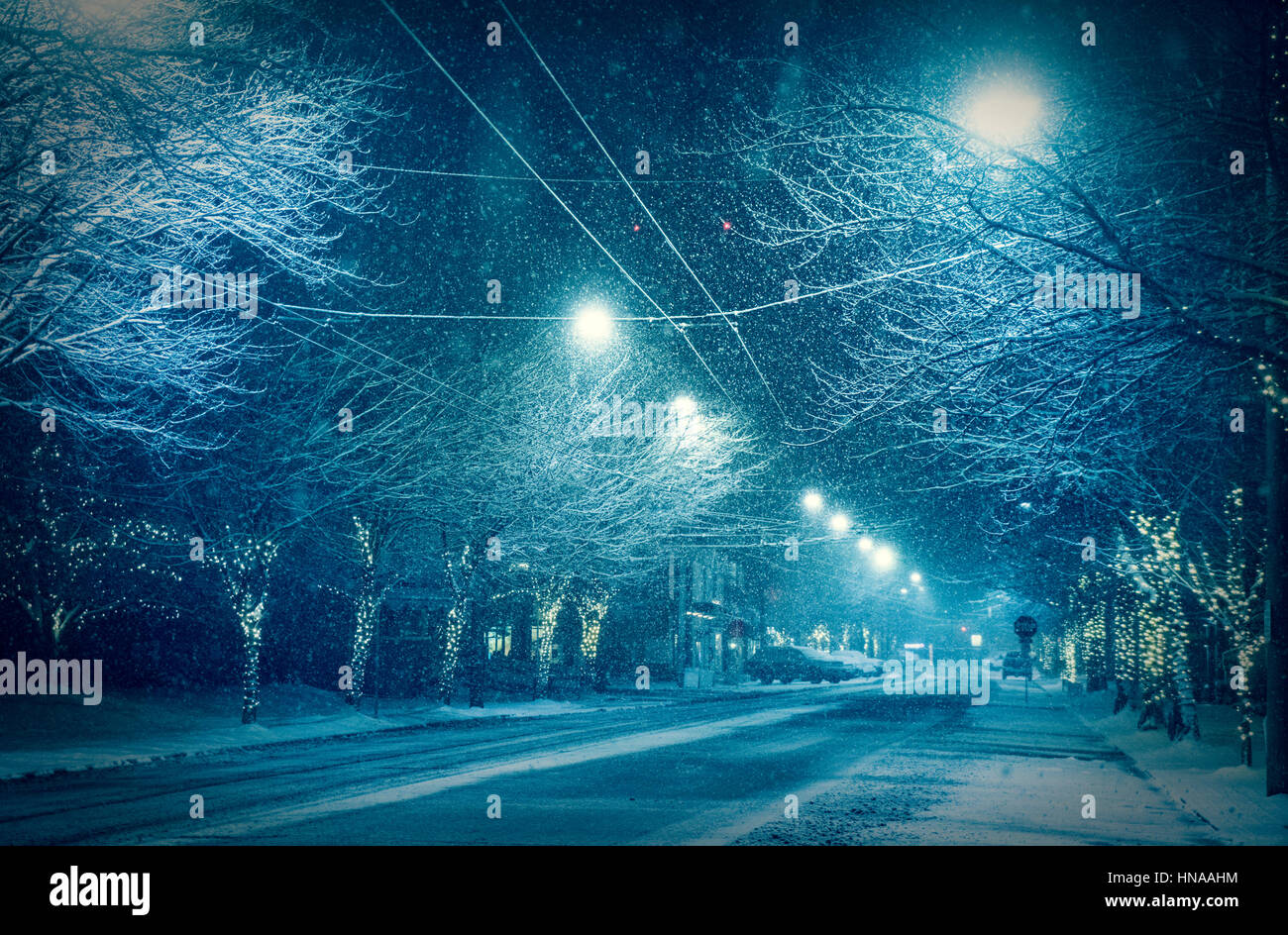 Verschneite Strasse In Der Nacht In Der Innenstadt In Der Wintersaison Stockfotografie Alamy