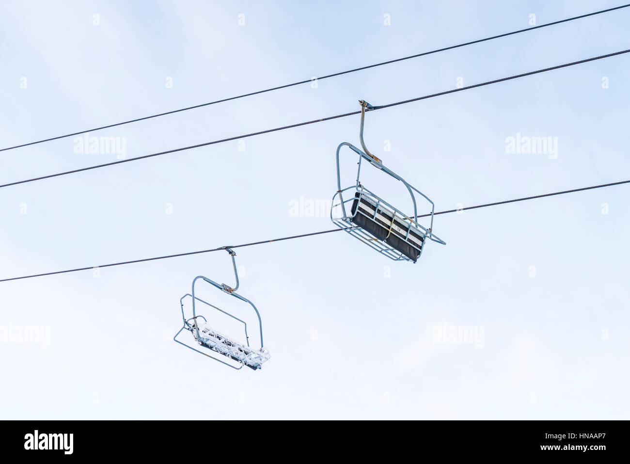 schöne Skilift über Schneeberg im Skigebiet mit blauem Himmelshintergrund. Stockfoto