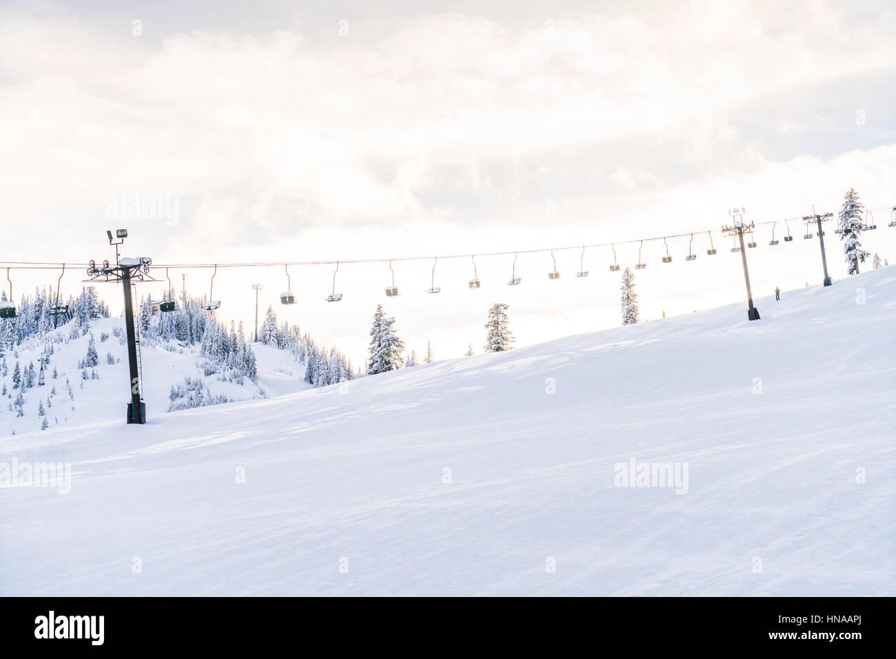 schöne Skilift über Schneeberg im Skigebiet mit blauem Himmelshintergrund. Stockfoto
