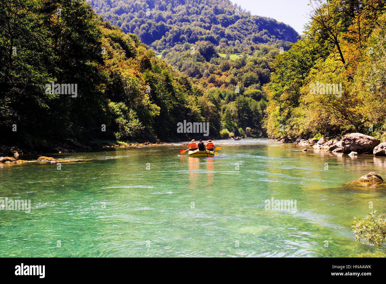 Rafting-Boot auf dem schnellen Bergfluss Tara in Montenegro Stockfoto