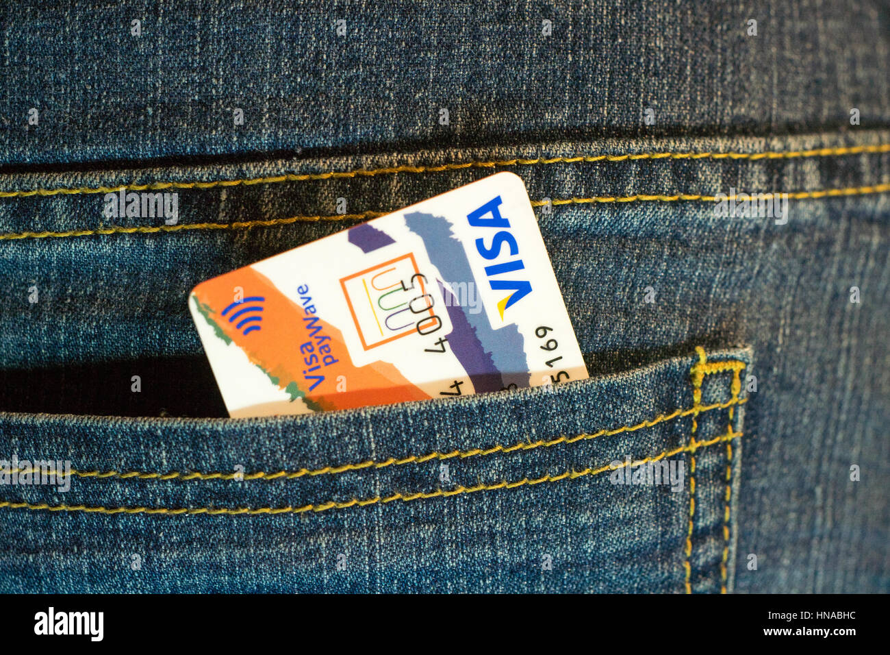 Sarajevo - Bosnien und Herzegowina-13. Januar 2017: Kreditkarte Visa PayWave in der Gesäßtasche der Jeans Stockfoto