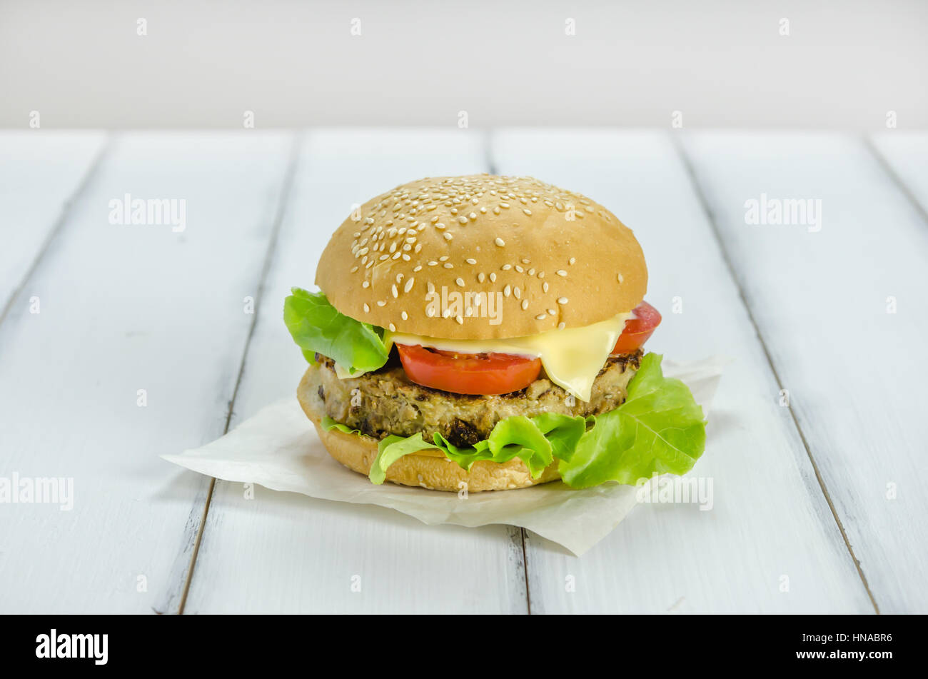 Nahaufnahme des hausgemachten Burger auf Holz- Hintergrund Stockfoto