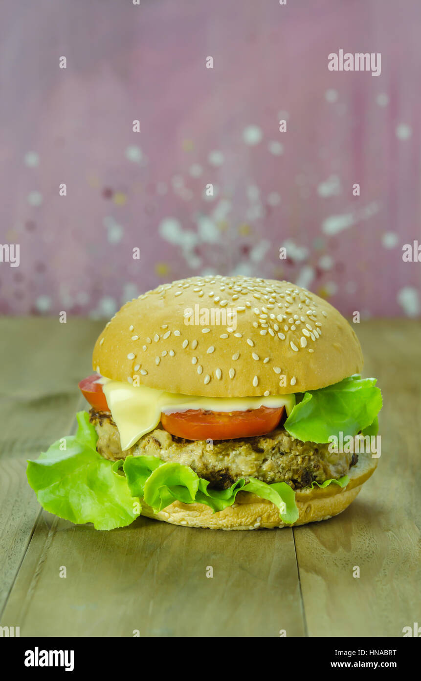 Nahaufnahme des hausgemachten Burger auf Holz- Hintergrund Stockfoto