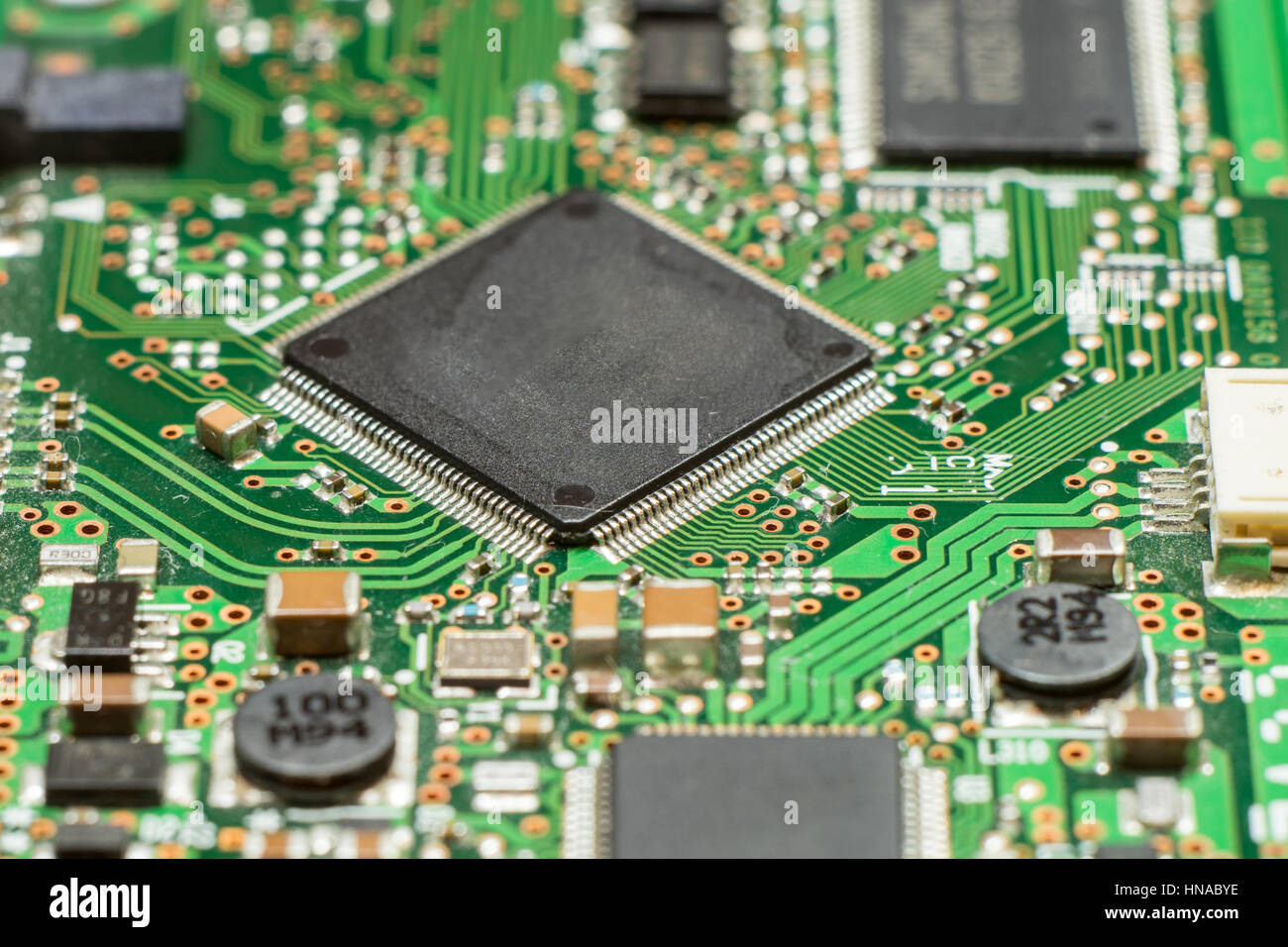 Nahaufnahme der Elektronikplatine mit Mikrochip und Komponenten Stockfoto